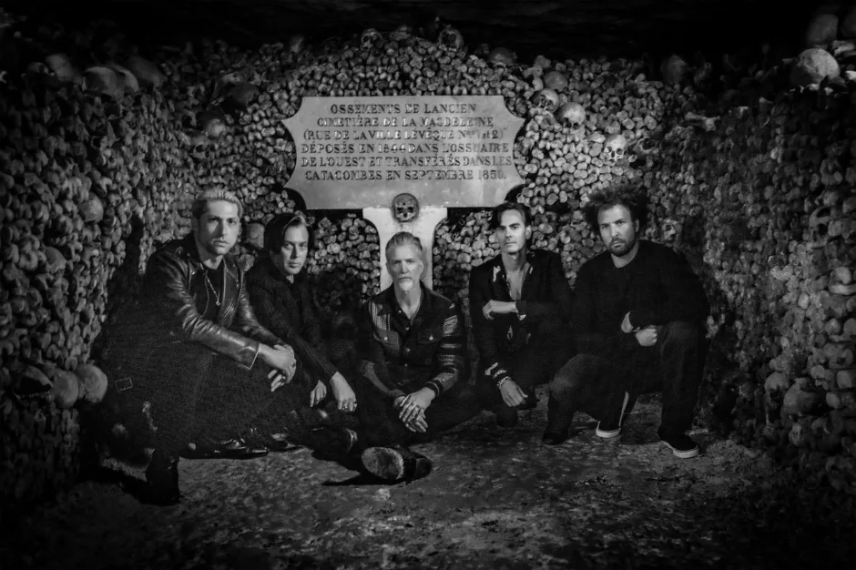 Queens Of The Stone Age - Alive in the Catacombs - Sodwee.com