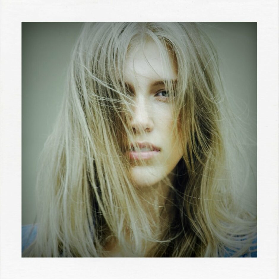 Alma Owren - Under The Surface EP - Sodwee.com