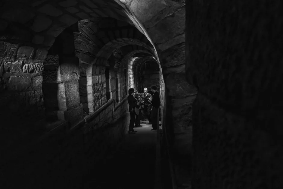 Queens Of The Stone Age - Alive in the Catacombs - Sodwee.com